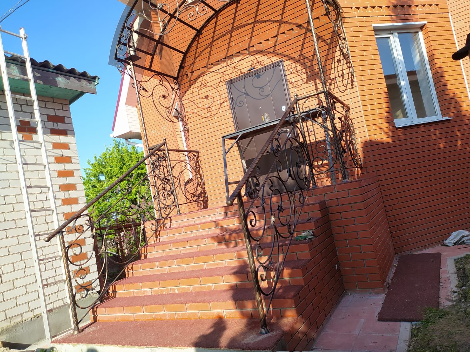 Как выбрать покрытие для уличной лестницы в Пушкино, чтобы ступени не стирались от песка, влаги и реагентов