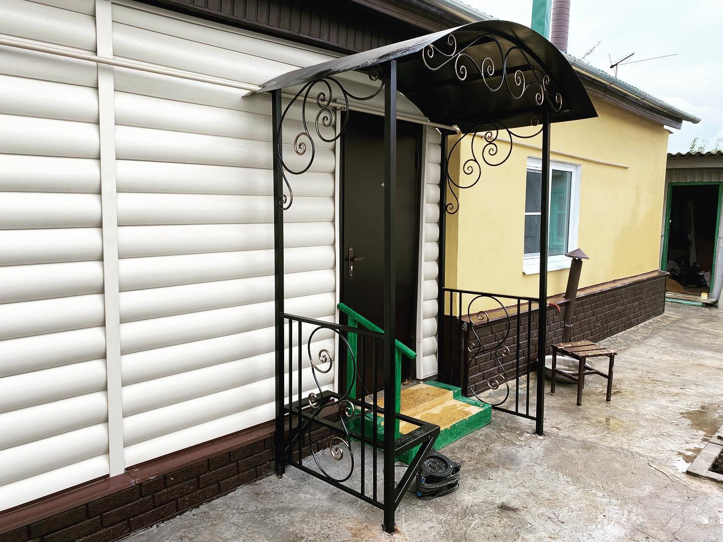 Какой материал для козырька дольше сохраняет внешний вид в Пушкино: стекло, поликарбонат или металл